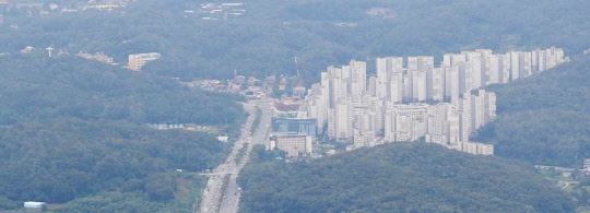 앞으로 그린벨트를 해제해 도시개발사업 등 공익사업을 추진할 때, 해당 지역 주택 소유자가 시·군·구 내 다른 인근 그린벨트 지역으로 주택을 옮길 수 있게 된다. 사진은 서울 서초구 염곡동 일대 모습.<연합뉴스>